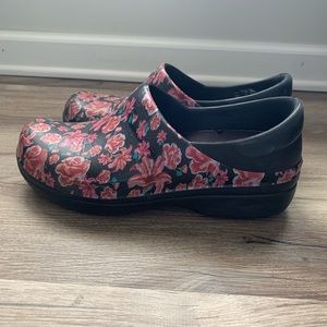 Crocs Women’s floral nursing clogs